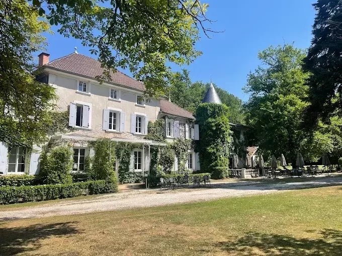 HÔTEL – DOMAINE À VENDRE – CHÂTEAU DES AYES