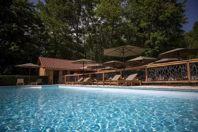 HÔTEL – DOMAINE À VENDRE – CHÂTEAU DES AYES