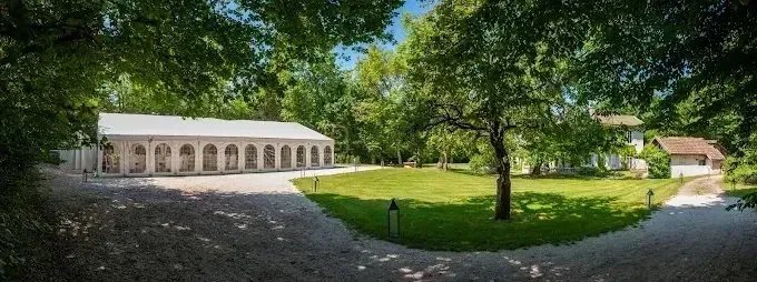 Saint-Étienne-de-Saint-Geoirs – Hôtel à louer 1 200 m² – Réf. 87501350